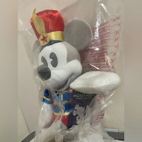 Mickey Main Attraction Dumbo themed plush - Picture 3 of 6